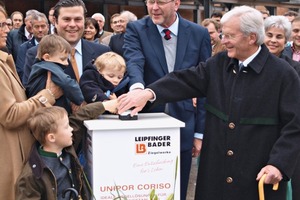  » Dr. Marcel Huber (centre), Bavarian Minister of the Environment and Health, and the Bader family – owners of the Leipfinger-Bader Brickworks – commission the new system in Vatersdorf 