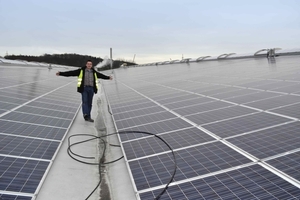  &gt;&gt; Röben-Werksleiter Andreas Andernach auf der Produktionshalle des Werkes Bannberscheid mit der neuen Photovoltaikanlage 