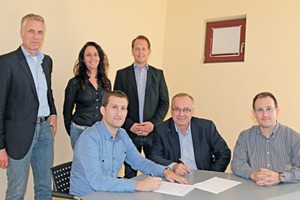  » Signing the contract, seated from left: Ral Morte; Rehart GmbH managing director Klaus Schülein; Morte CEO Marcos Morte;standing from left: Thomas Kloft, managing director of Petersen Service; Isabel Vicioso, technical distribution Morte; Max Pelczer, managing director of Rehart GmbH 