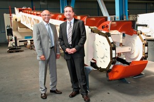  »3 Gerhard Fischer and Dietmar Heintel in front of the first bucket ladder produced in Muehlacker 