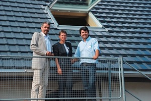  »1 Martin Bieri, who invented the solar roof tile, talking to the first-arriving prospects at the test roof. At left: black clay tiles without PV modules; at right: with solar modules 