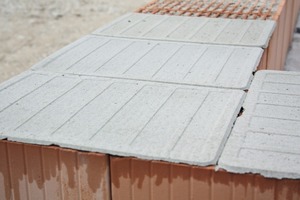  »1 The “maxit mortar pad” is taken out of its packaging and laid onto the wetted bricks 
