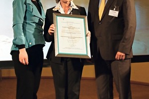  » Wirtschaftsministerin Eveline Lemke (links) überreicht den Preis an Martina und Hartmut Goerg  