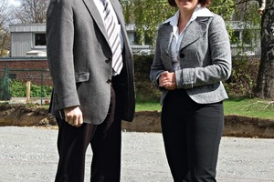  »2 Excavation work for the new office building has been completed – Dr.-Ing. Ullrich Knüpfer and Anett Fischer pictured in front of the construction pit 