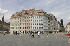  &gt;&gt; „Leitbauten“ mit Blick zum Neumarkt, ehemaliges Hotel „Stadt Berlin“, Weigelsches Haus, Goldener Ring. 