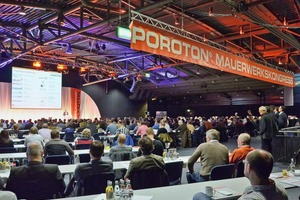  »2 Der erste Poroton Mauerwerkskongress: renommierte Referenten, spannende Vorträge, anregende Gespräche mit Kollegen und interessante Vorführungen  