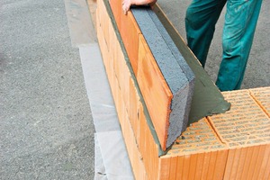  »3 After a layer of mortar or PU foam, the Unipor slab edge element is placed on the clay block wall and aligned 