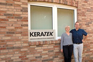 » Keratek-Geschäftsführer Christian Gäbelein und seine Frau Erika vor dem neuen Firmensitz in Bad Essen  