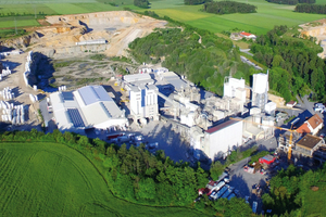  »1 Aerial photo of the Azendorf facility, with the new mortar pad production hall at left 