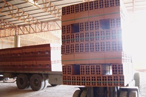  » The strapped packs are loaded by forklifts onto lorries 