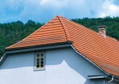  &gt;&gt; Das Schillerhaus in Rudolstadt steht unter Denkmalschutz. Zur Dacheindeckung wurden daher „Ambiente“-Biber von Creaton verwendet. 