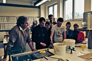  »2 Practical knowledge has a capital “P” in Höhr-Grenzhausen: Prof. Dr.-Ing. Christian Schäffer explains a test set-up to his students 