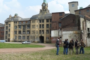  &gt;&gt; Studentengruppe mit ihrem Professor im Hof der alten Besteckfabrik Aue in Sachsen
Fotos: Landesdenkmalamt (LDA-LSA) Schier 