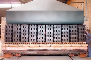  »4 Kiln exit: these reduction-fired bricks even find favour under Peter Matzen‘s critical gaze 