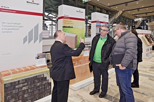  »1 Wienerberger präsentierte auf den Mauerwerkstagen auch neue ­Produktlösungen, hier der Bereich Koramic-Dachsysteme 