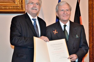  Martin Zeil, Bayerischer Staatsminister für Wirtschaft, Infrastruktur, Verkehr und Technologie (links) überreicht das „Bundesverdienstkreuz 1. Klasse“ an Kastulus Bader  