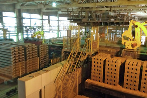  »4 Loading and unloading of the dryer cars (left) and loading of the kiln cars  