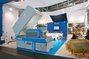  » Mundstückreinigungsmaschine TF 1000 EVO vor dem Tecnofiliere-Stand. 
