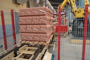  »3 Packs of seven roofing tiles are automatically strapped and set on pallets 