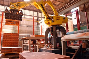  »1 The robot destacks the bricks and feeds them to the grinding plant 