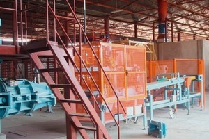  »4 Extruder and cutter in the roofing tile production line 