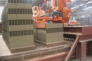  »2 Setting of the green bricks on the tunnel kiln car 