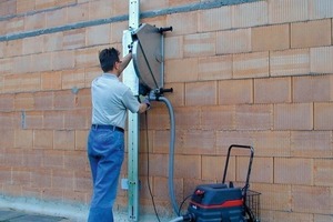  ››3 Auch Tür- oder Fensterausschnitte mit exakten Schnittkanten am Mauerwerk sind leicht herzustellen. Dazu wird eine Wandschiene mit Laufwagen an der Wand montiert 