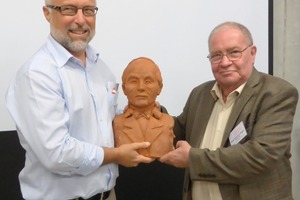  »5 Heinrich Böger (rechts) überreichte an den Museumsleiter Jürg Goll eine Tonbüste des Schweizer Erfinders Jakob Bührer 