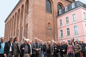  » 2.000 Jahre Baugeschichte in Form der Palastaula in Trier hinter den TeilnehmerInnen der Professoren-Tagung des Ziegel Zentrum SüdFoto: Ziegel Zentrum Süd e.V. 