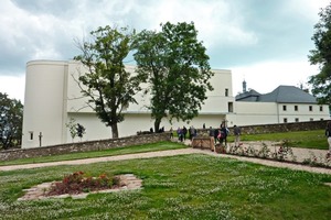  »2 The internationally known Carthusian cloister in Novy Dvur, Czechia, was extended and converted by the Pilsen-based architect Jan Soukop, together with John Pawson, London, from a four-sided manor farm 