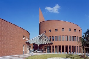  &gt;&gt; The new entrance is situated between the “Southern Tower” and the extended school block and with its generously dimensioned, protruding glass roof invites visitors into the centre. 