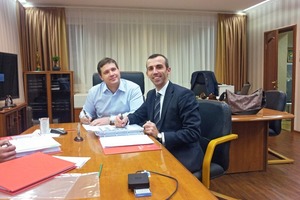  » Mikhail Novoselov, Generaldirektor von Revdinskiy kirpicny zavod, und der Bedeschi-Geschäftsführer Verkauf, Vladimir Grubacic, unterzeichnen den Vertrag 