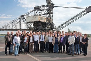  » Die Teilnehmer beim Besuch von „Ferropolis – der Stadt aus Eisen“  