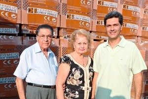  »3 Akis Kakoyiannis (rechts), Geschäftsführer des Ziegelwerkes, begrüßte die Teilnehmer gemeinsam mit seinen Eltern Nikos und Andy Kakoyiannis zu einem Rundgang im Werk 