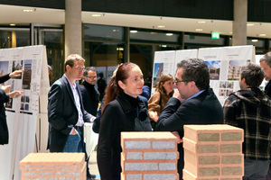  Die Ausstellung zum Deutschen Ziegelpreis 2017 tourt seit März durch Deutschland. In bisher zwölf deutschen Städten wird sie zumeist an Hochschulen und Universitäten zu sehen sein. Das Bild zeigt die Ausstellungseröffnung in München am 3. Februar 2017 