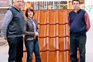  »1 Tomasz Bilski, Plant Director, (left) and Dirk Vandermaelen, Senior Project Manager Clay Etex Holding GmbH, showed Zi Editor Anett Fischer around the new clay roofing tile factory 