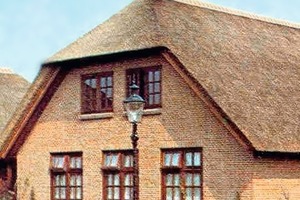  »6 Thatched roof with matching ridge tiles 