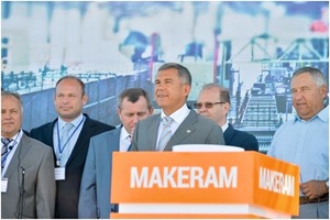  »1 Rustam Minnikhanov, Präsident der Republik Tatarstan (vorn), betonte zur Eröffnung des Werkes die Bedeutung des Baustoffes Ziegel 