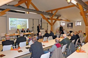  »2 Der Präsident des Bundesverbandes der Deutschen Ziegelindustrie e.V., Helmuth Jacobi, sprach über die kulturhistorische Bedeutung der Ziegel­bauweise 