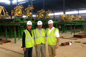  Röben Werksneubau Clay County, Texas/USA: Die Montage der Roboter hat begonnen. Wilhelm Röben, Howard Brown (Vice President TB), Scott Mollenkopf (Pres. &amp; CEO Triangle Brick) 