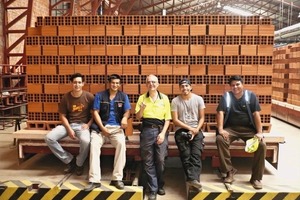  »1 Die Teams von Direxa und Incerpaz auf dem ersten Ofenwagen mit gebrannter Ware im Werk Ceramica Estructural 