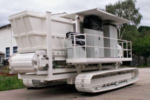  »1 Mobile feeder with 30 m³ capacity mounted on crawler-tracked running gear 