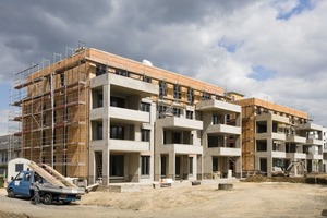  »8 Building shell of the two apartment buildings in the Merton quarter of Frankfurt am Main. For cost reasons, prefabricated balconies were erected in front of the walls and to avoid thermal bridges in the superior energy-insulated brick exterior wall connected at individual points 