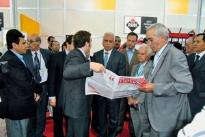  »1 Housing and Urban Development Minister Noureddine Moussa pays a visit to the Equipceramic stand 