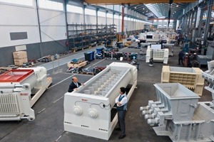  »3 Carlos Gorchs (links) and Felip Verdés in front of a row of newly developed machines 