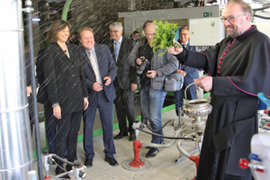  »1 Bayerns Wirtschaftsministerin Ilse Aigner weiht zusammen mit Dekan Stefan Scheifele den neuen Tunnelofen am Stammsitz der Ziegelwerke Leipfinger Bader in Vatersdorf (Niederbayern) ein 