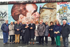  » Der Examensjahrgang 1965 der Ingenieure der Staatlichen Ingenieurschule Essen mit Partnern vor einem Stück der Berliner Mauer 