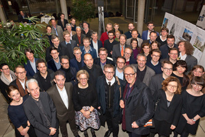  »1 Ministerialdirektorin Monika Thomas (vorne Mitte, BMUB) mit allen PreisträgerInnen und Beteiligten des Deutschen Ziegelpreises 2017 im Foyer des Technischen Rathauses in München bei der Ausstellungseröffnung 