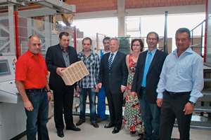  »1 The Otto Staudacher Brickworks puts its second brick filling installation into operation. (Otto Staudacher, Jürgen Hänseler, ­Christian Staudacher, Georg Müller, Reinhold Heigl, Adelinde Baur, Gerhard Glogger, Anton Wiedemann from left to right) 