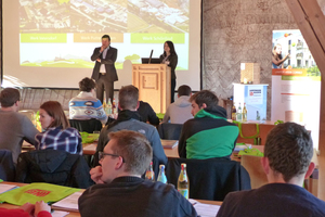  »1 Thomas Bader, owner and Managing Director of Leipfinger Bader Ziegelwerke, and Zi Editor Anett Fischer greet the students 